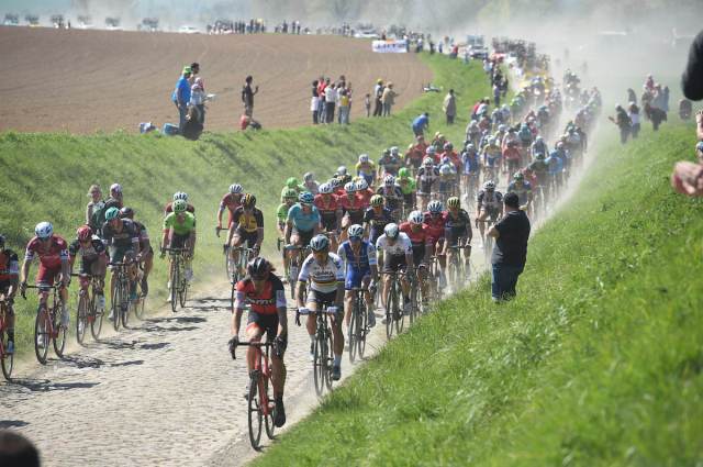 Paris-Roubaix-peloton-photo-Sirotti.jpg